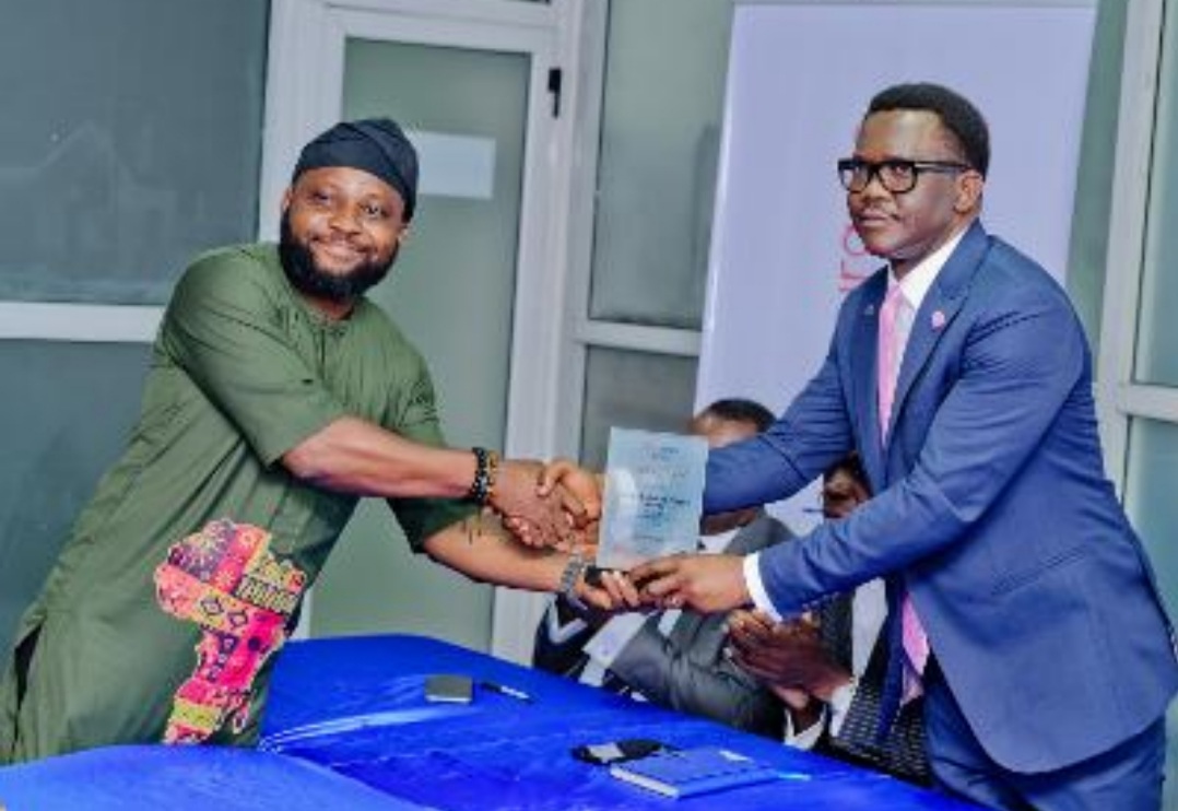 Photo Presentation of Insurance CEO of the Year 2022 award to the MD